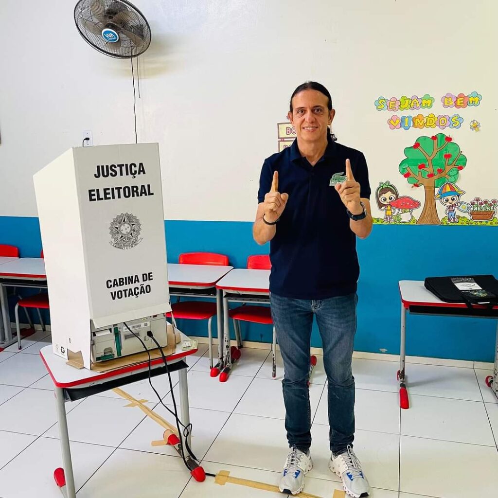 Fábio Gentil vota na última eleição para prefeito e vereadores de Caxias, que marcou sua mais recente vitória política